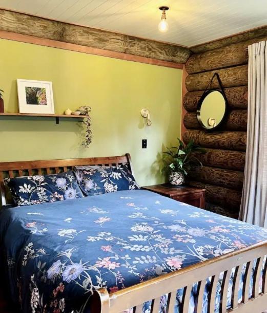 Coromandel Secluded Log Retreat Holiday home *